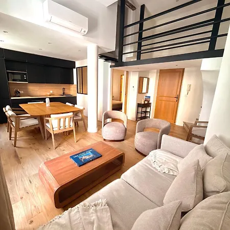 Gold Square Of Great Duplex Renovated Ac Appartement *